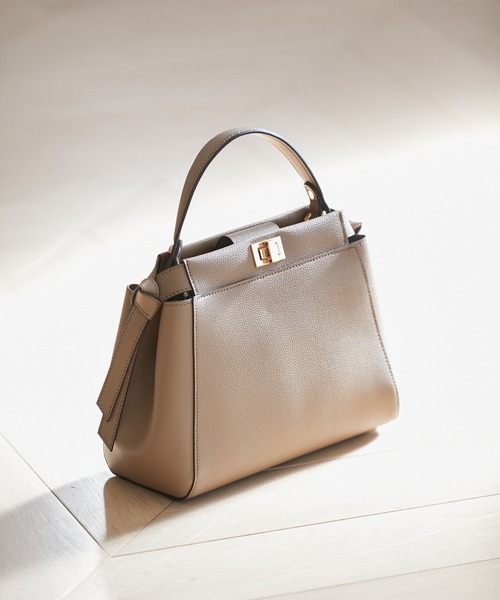 VIS（ビス）の「【2WAY】ひねり金具サイドタイトートバッグ（ハンドバッグ・レディース・グリーン系その他3/ベージュ系その他/ブラック・FREE）」の2枚目の写真