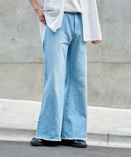 COLONY 2139(コロニートゥーワンスリーナイン)の「フリンジラウンドヘムデニム(デニムパンツ・メンズ・ブラック/サックスブルー・MEDIUM/LARGE)」の2枚目の写真