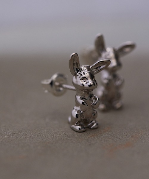ear PAPILLONNER(イアパピヨネ)の「《WEB限定/スターリングシルバー使用》うさぎピアス(ピアス(両耳用)・レディース・ゴールド/シルバー・FREE)」の2枚目の写真