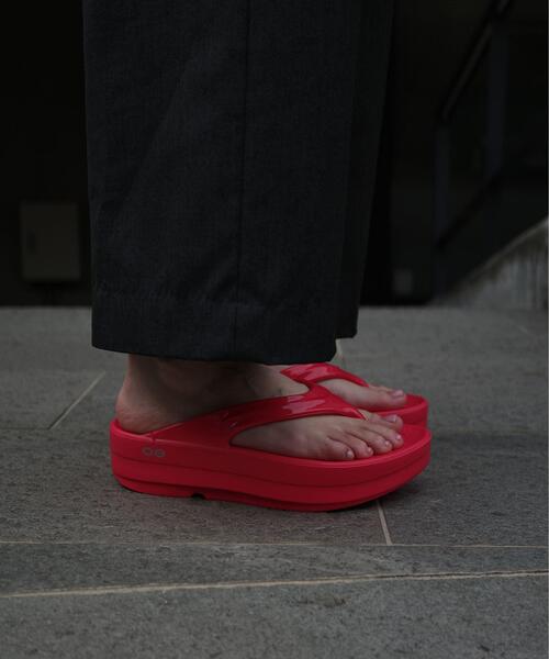 OOFOS(ウーフォス)の「OOFOS/ウーフォス /OOmega ウーメガ/リカバリーサンダル 厚底 /2000440050211(サンダル・レディース・ブラック/ベージュ/ピンク・23/24/25)」の3枚目の写真