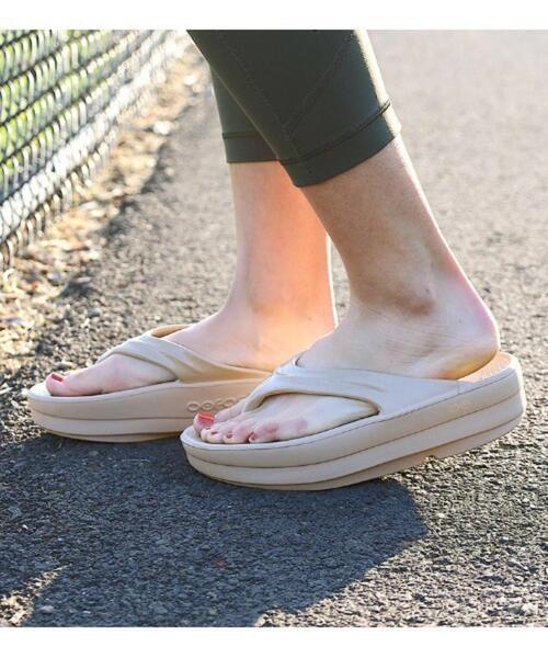 OOFOS(ウーフォス)の「OOFOS/ウーフォス /OOmega ウーメガ/リカバリーサンダル 厚底 /2000440050211(サンダル・レディース・ブラック/ベージュ/ピンク・23/24/25)」の2枚目の写真