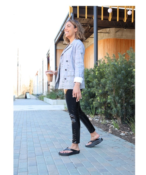 OOFOS(ウーフォス)の「OOFOS/ウーフォス /OOmega ウーメガ/リカバリーサンダル 厚底 /2000440050211(サンダル・レディース・ブラック/ベージュ/ピンク・23/24/25)」の19枚目の写真