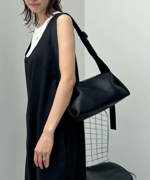 y/m（イム）の「スクエアショルダーBAG（ショルダーバッグ・レディース・ブラック/ボルドー・FREE）」の2枚目の写真