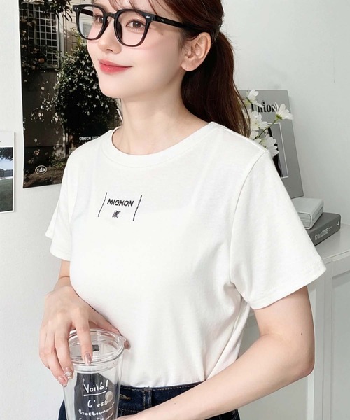 tシャツ ビッグリボンロゴ刺繍Tシャツ レディース moment+（モーメントプラス）の「フロントロゴ刺繍バックビッグ