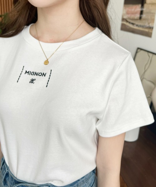tシャツ ビッグリボンロゴ刺繍Tシャツ レディース moment+（モーメントプラス）の「フロントロゴ刺繍バックビッグ