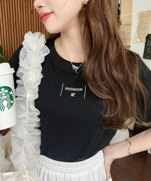 tシャツ ビッグリボンロゴ刺繍Tシャツ レディース moment+（モーメントプラス）の「フロントロゴ刺繍バックビッグ