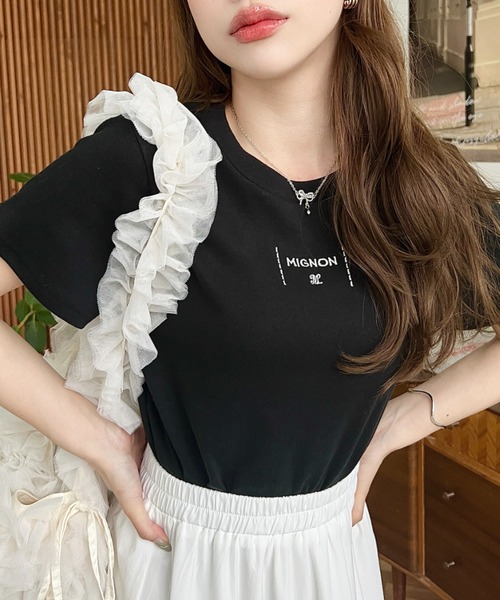 tシャツ ビッグリボンロゴ刺繍Tシャツ レディース moment+（モーメントプラス）の「フロントロゴ刺繍バックビッグ