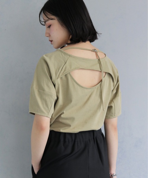 cheriella(シェリエラ)の「【cheriella】バックスリットデザインTシャツ BACK SLIT DESIGN T-SHIRT(Tシャツ/カットソー・レディース・ライトカーキ/ブラック/オフホワイト/ブルー・M)」の4枚目の写真