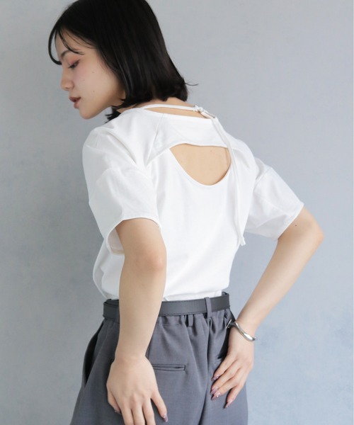 cheriella(シェリエラ)の「【cheriella】バックスリットデザインTシャツ BACK SLIT DESIGN T-SHIRT(Tシャツ/カットソー・レディース・ライトカーキ/ブラック/オフホワイト/ブルー・M)」の2枚目の写真