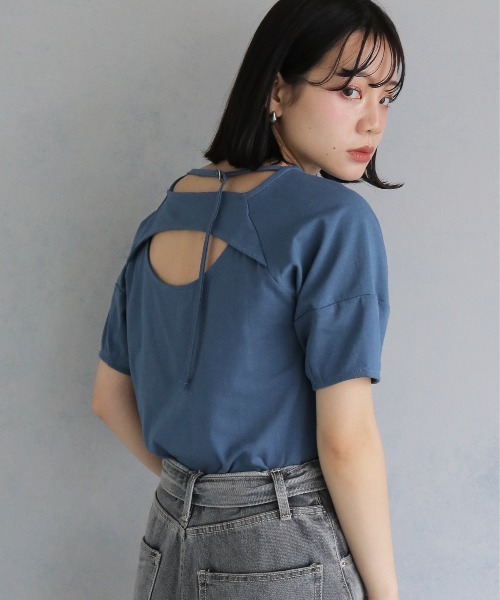 cheriella(シェリエラ)の「【cheriella】バックスリットデザインTシャツ BACK SLIT DESIGN T-SHIRT(Tシャツ/カットソー・レディース・ライトカーキ/ブラック/オフホワイト/ブルー・M)」の1枚目の写真