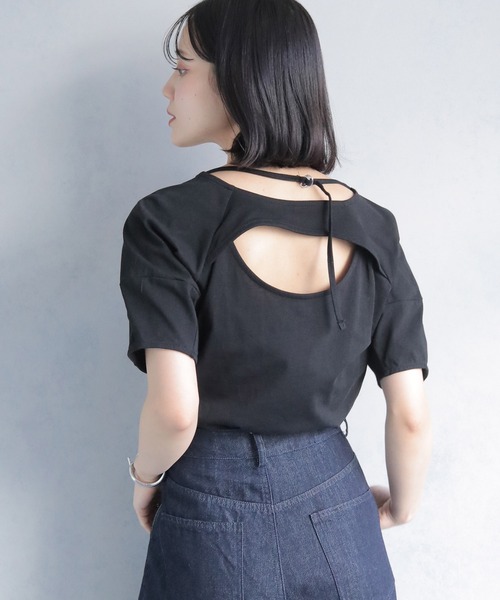 cheriella(シェリエラ)の「【cheriella】バックスリットデザインTシャツ BACK SLIT DESIGN T-SHIRT(Tシャツ/カットソー・レディース・ライトカーキ/ブラック/オフホワイト/ブルー・M)」の3枚目の写真