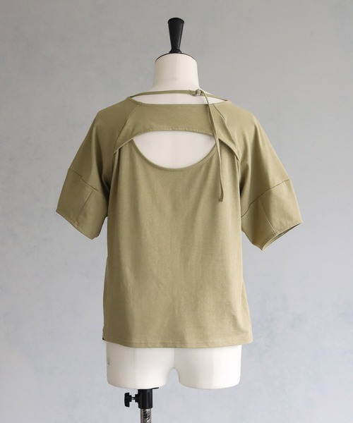 cheriella(シェリエラ)の「【cheriella】バックスリットデザインTシャツ BACK SLIT DESIGN T-SHIRT(Tシャツ/カットソー・レディース・ライトカーキ/ブラック/オフホワイト/ブルー・M)」の18枚目の写真