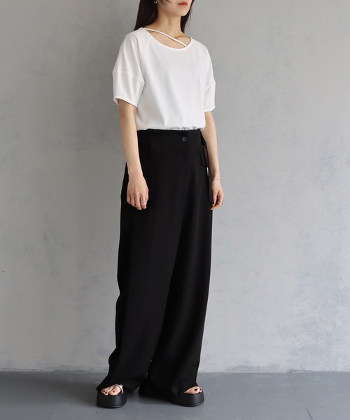 cheriella(シェリエラ)の「【cheriella】バックスリットデザインTシャツ BACK SLIT DESIGN T-SHIRT(Tシャツ/カットソー・レディース・ライトカーキ/ブラック/オフホワイト/ブルー・M)」の13枚目の写真