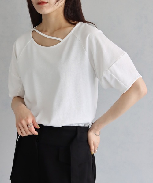 cheriella(シェリエラ)の「【cheriella】バックスリットデザインTシャツ BACK SLIT DESIGN T-SHIRT(Tシャツ/カットソー・レディース・ライトカーキ/ブラック/オフホワイト/ブルー・M)」の16枚目の写真