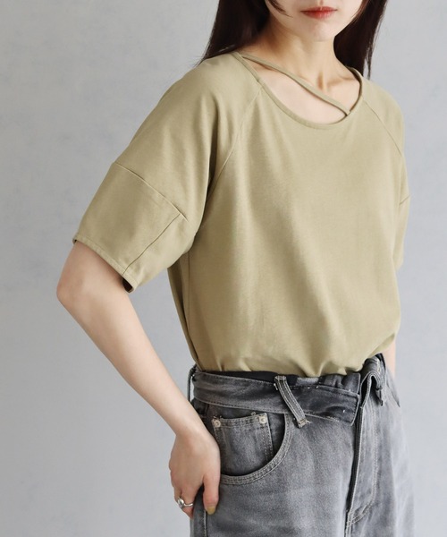 cheriella(シェリエラ)の「【cheriella】バックスリットデザインTシャツ BACK SLIT DESIGN T-SHIRT(Tシャツ/カットソー・レディース・ライトカーキ/ブラック/オフホワイト/ブルー・M)」の8枚目の写真