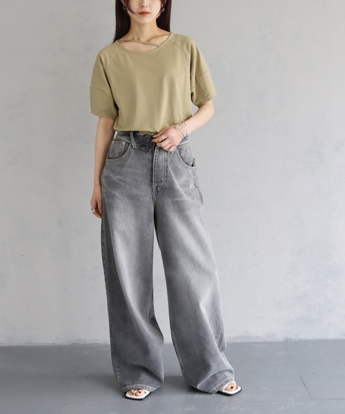 cheriella(シェリエラ)の「【cheriella】バックスリットデザインTシャツ BACK SLIT DESIGN T-SHIRT(Tシャツ/カットソー・レディース・ライトカーキ/ブラック/オフホワイト/ブルー・M)」の7枚目の写真