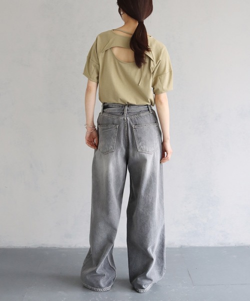 cheriella(シェリエラ)の「【cheriella】バックスリットデザインTシャツ BACK SLIT DESIGN T-SHIRT(Tシャツ/カットソー・レディース・ライトカーキ/ブラック/オフホワイト/ブルー・M)」の5枚目の写真