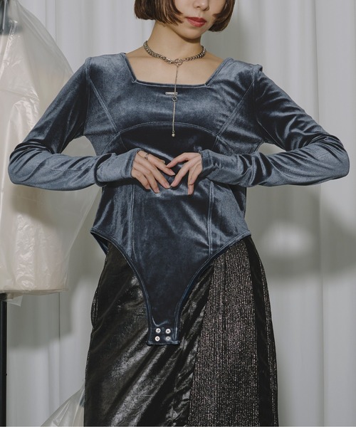 Ezick（エジック）の「Corset  line ベロアボディスーツ（Tシャツ/カットソー・レディース・ブラウン/ネイビー/ブラック・FREE）」の6枚目の写真