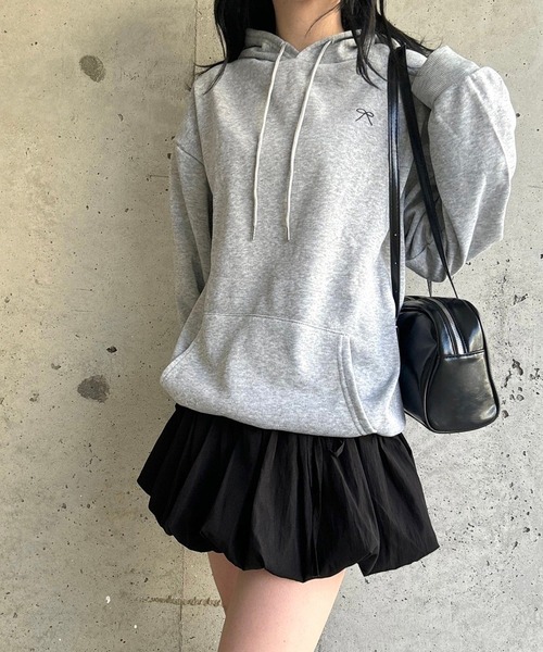 merrylatte(メリーラテ)の「ワンポイントリボンデザインパーカー(パーカー・レディース・グレー/ホワイト・MEDIUM/LARGE/X-LARGE)」の2枚目の写真