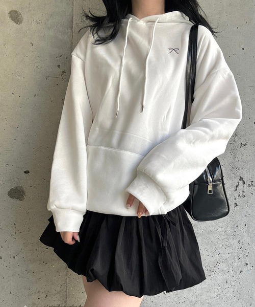 merrylatte(メリーラテ)の「ワンポイントリボンデザインパーカー(パーカー・レディース・グレー/ホワイト・MEDIUM/LARGE/X-LARGE)」の1枚目の写真