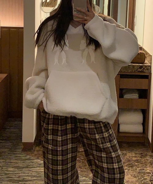 LYEON(リヨン)の「リボン刺繍ボアプルオーバー/カンガルーポケットVネックボアトップス(その他トップス・レディース・ベージュ/ピンク/ブラック/オフホワイト・FREE)」の1枚目の写真