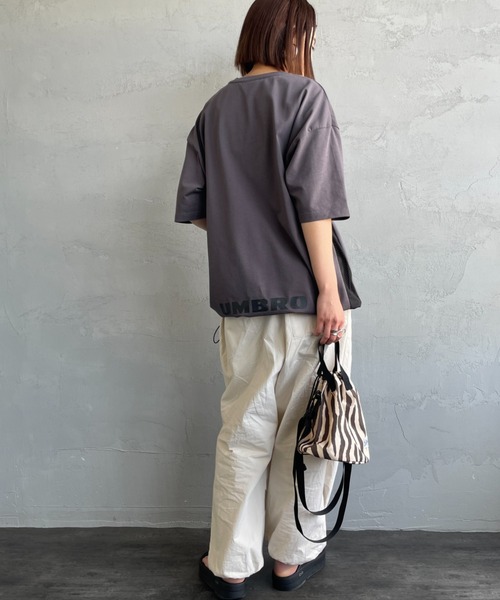 UMBRO（アンブロ）の「[UMBRO/アンブロ] 別注 ワンポイントロゴ メッシュ切替Tシャツ（Tシャツ/カットソー・レディース・ブラック/チャコール/ホワイト・M/S/XL/L）」の6枚目の写真