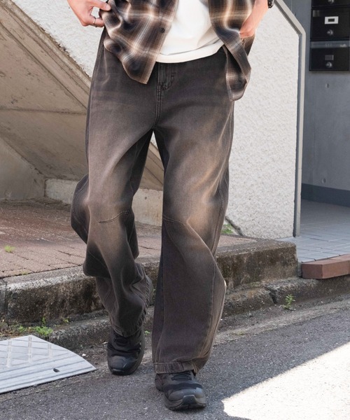 WEGO（ウィゴー）の「WEGO/イージーバレルレッグデニムパンツ（デニムパンツ・メンズ・スカイブルー/ブラック系3・SMALL/LARGE/MEDIUM）」の2枚目の写真