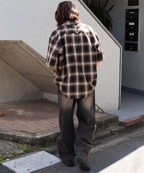 WEGO（ウィゴー）の「WEGO/イージーバレルレッグデニムパンツ（デニムパンツ・メンズ・スカイブルー/ブラック系3・SMALL/LARGE/MEDIUM）」の15枚目の写真