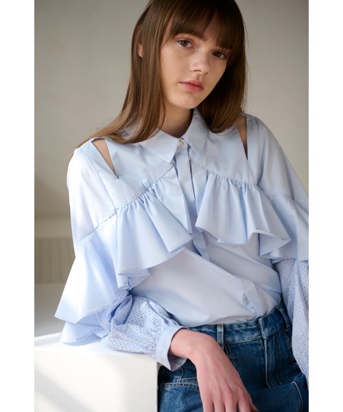 Estella.K（エステラケー）の「Madelina Blouses ラッフルカットアウトシャツ（シャツ/ブラウス・レディース・ホワイト/サックスブルー・FREE）」の2枚目の写真
