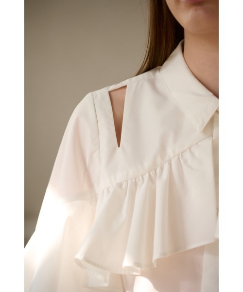 Estella.K（エステラケー）の「Madelina Blouses ラッフルカットアウトシャツ（シャツ/ブラウス・レディース・ホワイト/サックスブルー・FREE）」の3枚目の写真