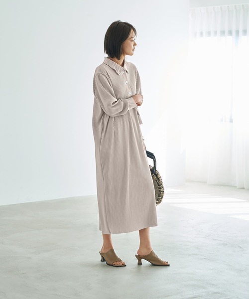 STYLE DELI(スタイルデリ)の「プリーツ加工襟付き長袖ワンピース(ワンピース・レディース・グレー系その他/ネイビー・FREE)」の3枚目の写真