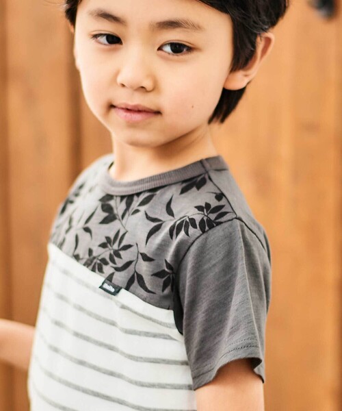 BeBe(ベベ)の「リーフ柄ボーダー切り替え天竺半袖Tシャツ(90~150cm)(Tシャツ/カットソー・キッズ・ブルー系その他2/グレー系その他・150cm/140cm/130cm/120cm)」の4枚目の写真