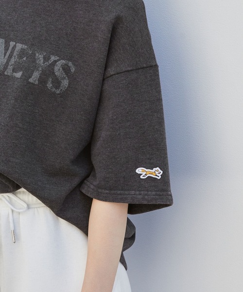 PENNEYS(ぺニーズ)の「PENNEYS/ペニーズ 別注 THE FOX ロゴ ヴィンテージスノーウォッシュ加工 ワッペン刺繍 半袖スウェットカットソー(Tシャツ/カットソー・レディース・ネイビー/グレイッシュベージュ/レッド/ブラック/ライトグレー・M/S/L)」の22枚目の写真
