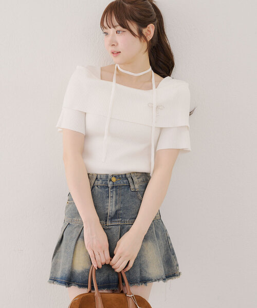continuer de NICE CLAUP(コンティニューデナイスクラップ)の「チョーカー付ケープニット(ニット/セーター・レディース・レッド/ブラック/オフホワイト・FREE)」の4枚目の写真