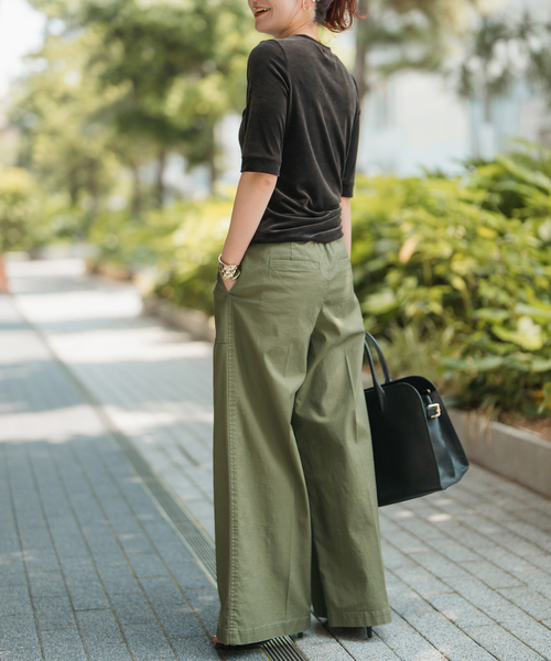 Spick & Span（スピックアンドスパン）の「バックサテンカーゴワイドパンツ（カーゴパンツ・レディース・ブラック/カーキ・34/36/38）」の17枚目の写真