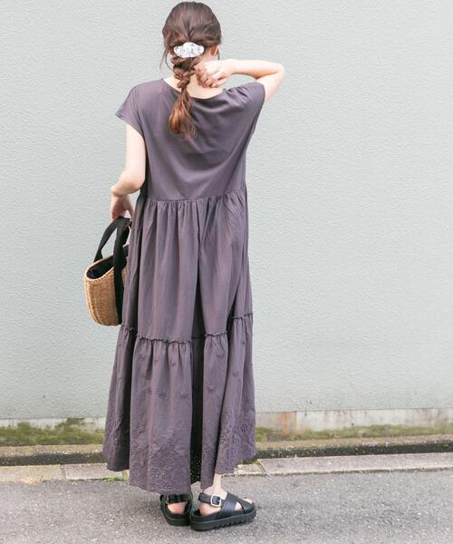 ITEMS URBANRESEARCH（アイテムズ アーバンリサーチ）の「ピグメントティアードワンピース（ワンピース・レディース・オレンジ/チャコールグレー/アイボリー・FREE）」の3枚目の写真