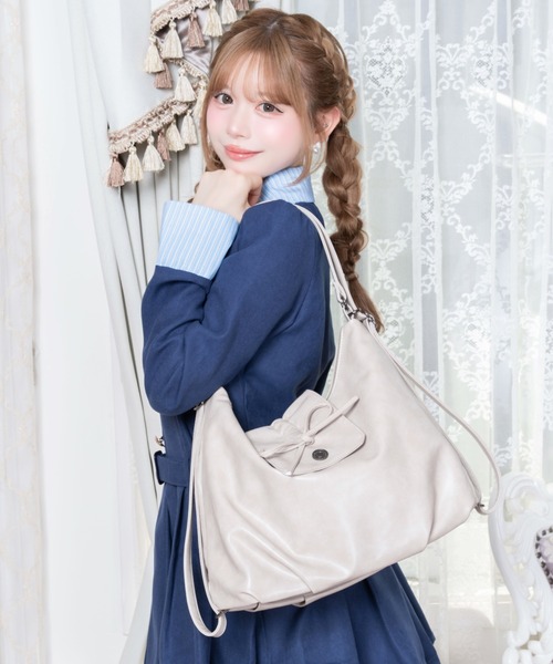 Mejoul(メジュール)の「【大好評につき新色追加!】【累計販売数1.6万点!/お気に入り数6.1万人突破★】【大容量A4サイズ対応】2WAYフェイクレザーリボン リュック ショルダートート(ショルダーバッグ・レディース・ブラウン/ブラック/キャメル/ライトグレー/アイボリー・F)」の4枚目の写真