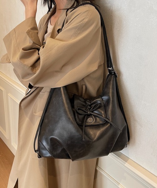 Mejoul（メジュール）の「【累計販売数8200点！／お気に入り33000突破★】【大容量A4サイズ対応】2WAYフェイクレザーリボン リュック ショルダートート（ショルダーバッグ・レディース・ブラウン/ブラック/キャメル・F）」の2枚目の写真