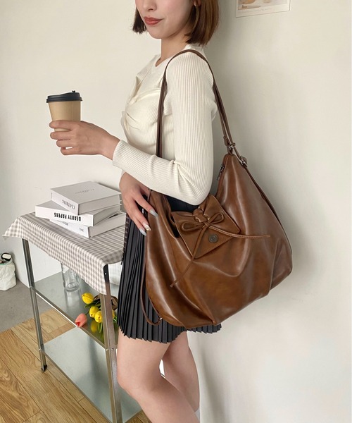 Mejoul（メジュール）の「【累計販売数8200点！／お気に入り33000突破★】【大容量A4サイズ対応】2WAYフェイクレザーリボン リュック ショルダートート（ショルダーバッグ・レディース・ブラウン/ブラック/キャメル・F）」の4枚目の写真