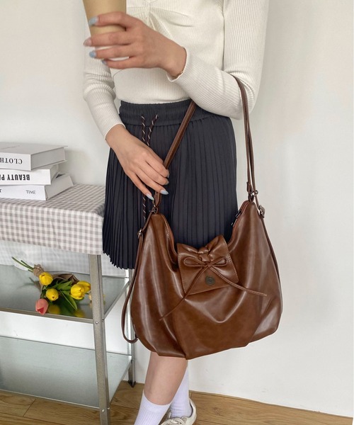 Mejoul（メジュール）の「【累計販売数8200点！／お気に入り33000突破★】【大容量A4サイズ対応】2WAYフェイクレザーリボン リュック ショルダートート（ショルダーバッグ・レディース・ブラウン/ブラック/キャメル・F）」の8枚目の写真