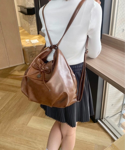 Mejoul（メジュール）の「【累計販売数8200点！／お気に入り33000突破★】【大容量A4サイズ対応】2WAYフェイクレザーリボン リュック ショルダートート（ショルダーバッグ・レディース・ブラウン/ブラック/キャメル・F）」の5枚目の写真