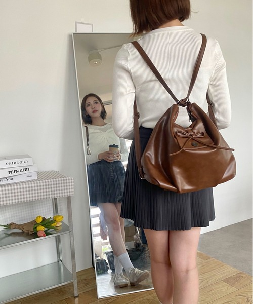 Mejoul（メジュール）の「【累計販売数8200点！／お気に入り33000突破★】【大容量A4サイズ対応】2WAYフェイクレザーリボン リュック ショルダートート（ショルダーバッグ・レディース・ブラウン/ブラック/キャメル・F）」の6枚目の写真