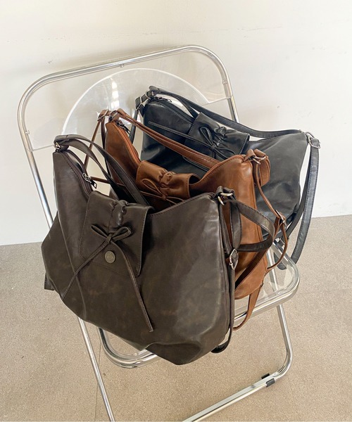 Mejoul（メジュール）の「【累計販売数8200点！／お気に入り33000突破★】【大容量A4サイズ対応】2WAYフェイクレザーリボン リュック ショルダートート（ショルダーバッグ・レディース・ブラウン/ブラック/キャメル・F）」の15枚目の写真