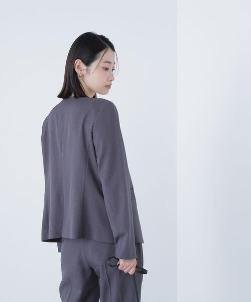 NATURAL BEAUTY BASIC(ナチュラルビューティーベーシック)の「◇パウダリーツイルセットアップシリーズ ノーカラージャケット(ノーカラージャケット・レディース・チャコールグレー/ダークブラウン・LARGE/MEDIUM/SMALL)」の4枚目の写真