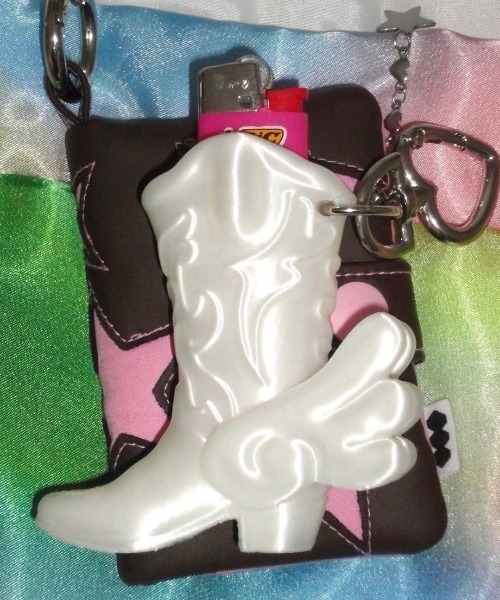 EVERYTHINGS（エブリシングス）の「【EVERYTHINGS】Winged Boots Lighter Hplder / 【エブリシングス】ウィングブーツライターケースキーリング（キーホルダー・レディース・ホワイト・ONE SIZE）」の4枚目の写真