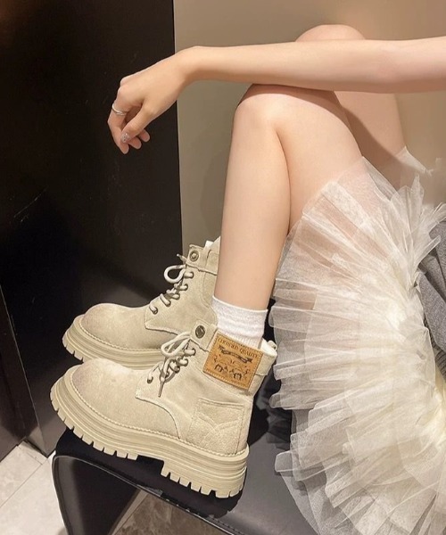 lilful(リルフル)の「サイドパッチ付き 厚底レースアップワークブーツ(ブーツ・レディース・アイボリー/キャメル・M/L)」の2枚目の写真