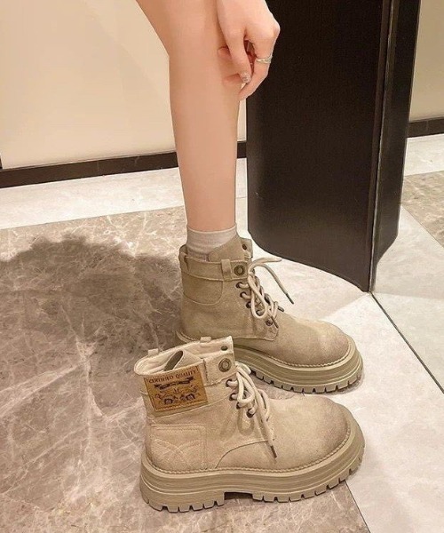 lilful(リルフル)の「サイドパッチ付き 厚底レースアップワークブーツ(ブーツ・レディース・アイボリー/キャメル・M/L)」の4枚目の写真