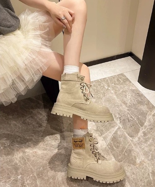 lilful(リルフル)の「サイドパッチ付き 厚底レースアップワークブーツ(ブーツ・レディース・アイボリー/キャメル・M/L)」の3枚目の写真