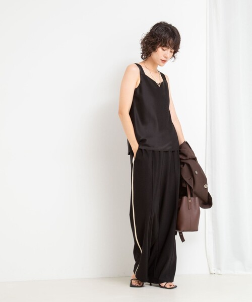 NOLLEY’S Sophi(ノーリーズソフィ)の「トリアセサテン前後2WAYタンクトップ(タンクトップ・レディース・ブラック/オフホワイト・38/40/36)」の5枚目の写真