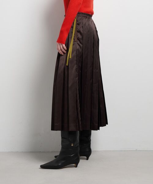 LANVIN en Bleu（ランバンオンブルー）の「LIMONTA East サテンプリーツスカート（スカート・レディース・オフホワイト/ブラウン/ブラック・38/36）」の7枚目の写真